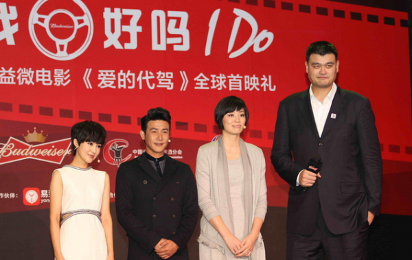 易建聯(lián)與姚明的合影本來好好的，丁俊暉一出現(xiàn)，立馬變“深V”，心疼小暉一秒