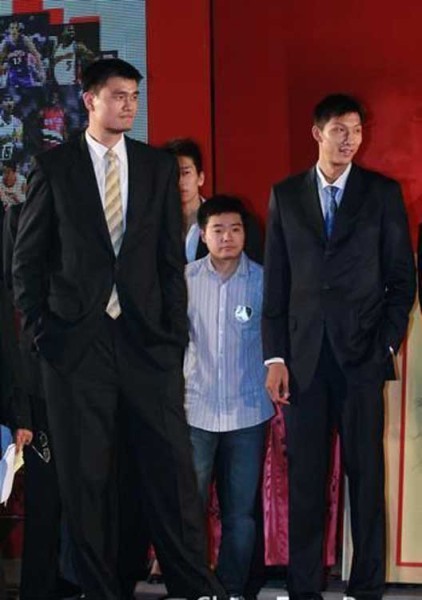 鄧超夫婦以及于嘉、林書豪，放在人群里都是不錯的身高，顯然，他們選錯了參照物。