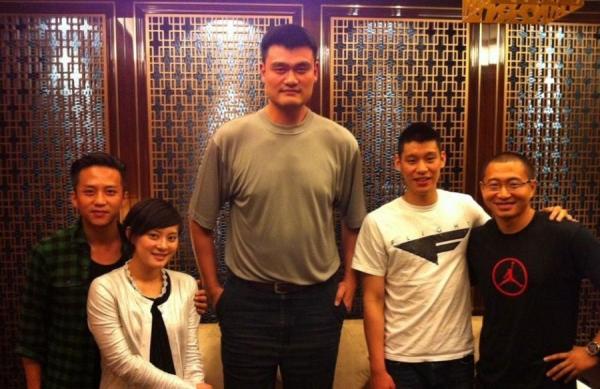 姚明+曾志偉，心疼兩人的脖子……