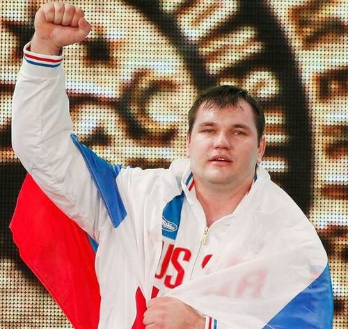 圖為2015年11月28日，阿列克謝·洛夫切夫在2015舉重世錦賽男子105公斤級頒獎儀式上慶祝。