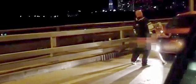 當(dāng)過(guò)往司機(jī)發(fā)現(xiàn)這對(duì)夫婦在立交橋上的奧迪汽車(chē)引擎蓋上“嘿咻”時(shí)，許多人靠邊停車(chē)觀看。（視頻截圖）