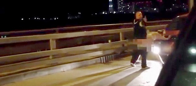 許多人拍攝到這對(duì)夫婦在引擎罩上“表達(dá)愛(ài)意”的方式，而男子甚至轉(zhuǎn)過(guò)頭來(lái)看鏡頭。（視頻截圖）