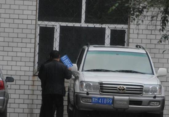 程父與程的“司機(jī)”在居住小區(qū)內(nèi)將黑AB0040車牌更換為黑M41899車牌，倆車牌號(hào)均為空號(hào)