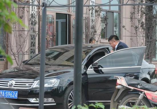 程海濤局長(zhǎng)駕駛的假牌車，停在縣低保局門(mén)前