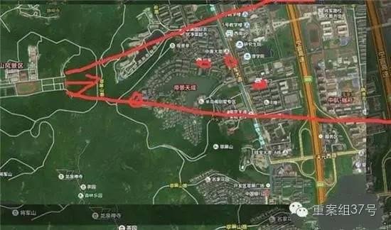 射擊場(chǎng)子彈射出方向（紅箭頭）有多個(gè)居民小區(qū) 。 圖片來(lái)源：交匯點(diǎn)新聞