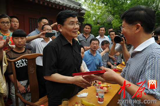 余光中、汪國(guó)真做客杜甫故里 共話詩(shī)圣家國(guó)情懷