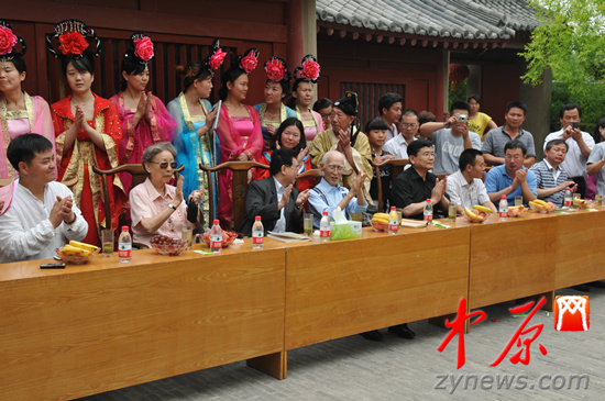 余光中、汪國(guó)真做客杜甫故里 共話詩(shī)圣家國(guó)情懷