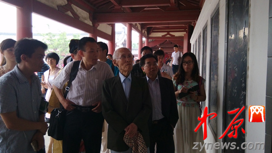 余光中、汪國(guó)真做客杜甫故里 共話詩(shī)圣家國(guó)情懷