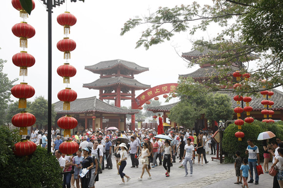 盡管高溫來襲 清明上河園內(nèi)游客依舊絡(luò)繹不絕 盡管高溫來襲 清明上河園內(nèi)游客依舊絡(luò)繹不絕