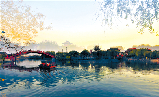 清明上河園風光綺麗——游客們“一朝步入畫卷,一日夢回千年” 清明上河園風光綺麗——游客們“一朝步入畫卷,一日夢回千年”