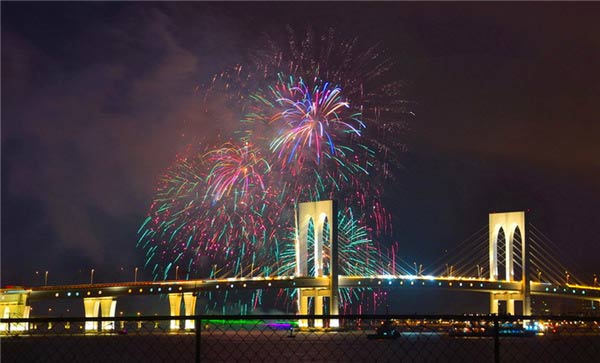 不要溫和地走進(jìn)那個良夜 因?yàn)橐固溃? width=