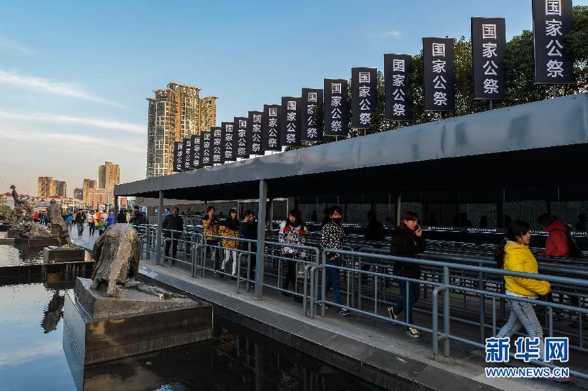 12月14日,觀眾排隊(duì)進(jìn)入侵華日軍南京大屠殺遇難同胞紀(jì)念館參觀。新華社記者 沈鵬 攝