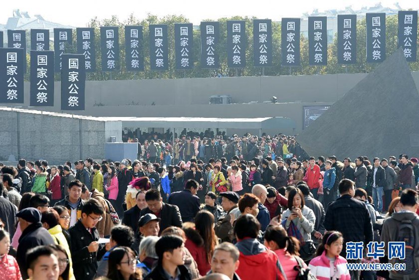 12月14日,參觀者在南京大屠殺遇難同胞紀(jì)念館參觀?！　⌒氯A社記者孫參攝