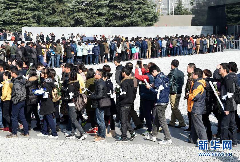  12月14日,參觀者在排隊(duì)進(jìn)入紀(jì)念館展館參觀。新華社記者孫參攝