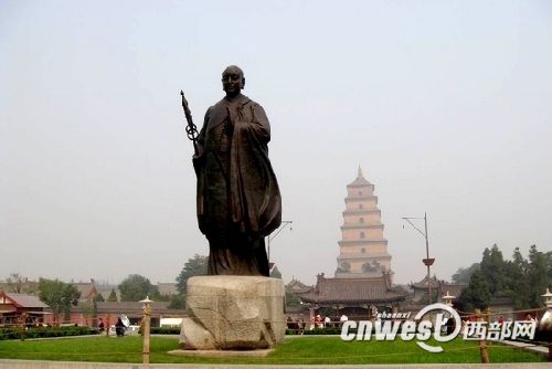 樹立于大雁塔前的唐玄奘像,他是中印兩國悠久交流史的代表人物。