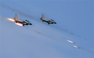 戰(zhàn)機對地攻擊。劉應(yīng)華攝