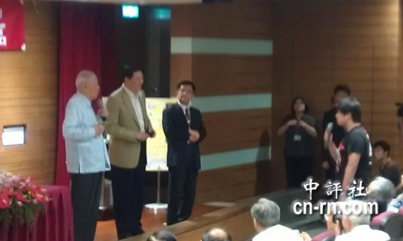 　大陸交換學生針對演講內(nèi)容，頻頻問李登輝，雙方一來一往。(中評社黃文杰攝)
