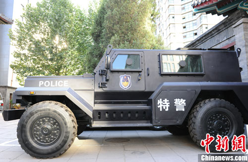 　　國(guó)產(chǎn)輕型聯(lián)合越野戰(zhàn)車側(cè)面照。張龍?jiān)茢z