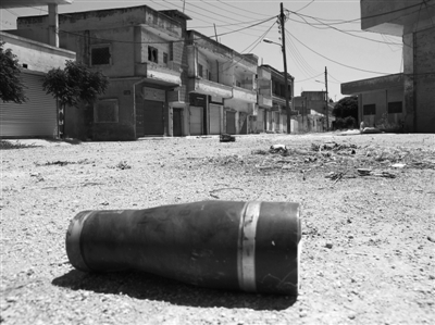 　11日，霍姆斯，政府軍和反對(duì)派武裝沖突過(guò)后留下一個(gè)彈殼。