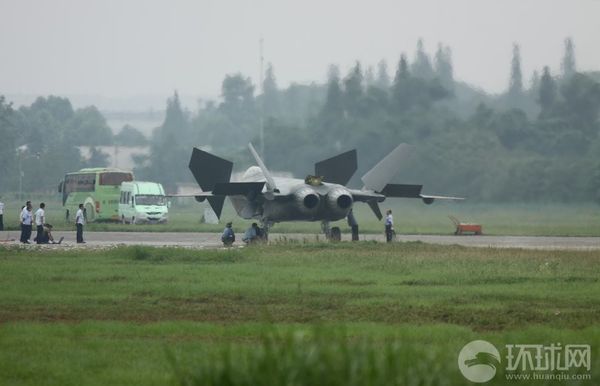 解放軍2002號(hào)殲20再現(xiàn)身 解放軍2002號(hào)殲20再現(xiàn)身