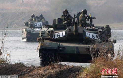 　資料圖：2011年11月2日，韓國軍隊(duì)在首爾東南100公里的驪州進(jìn)行軍事演習(xí)。