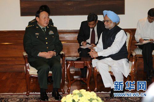 9月4日，在印度首都新德里的總理府，印度總理曼莫漢·辛格（右）會(huì)見中國(guó)國(guó)務(wù)委員兼國(guó)防部長(zhǎng)梁光烈。