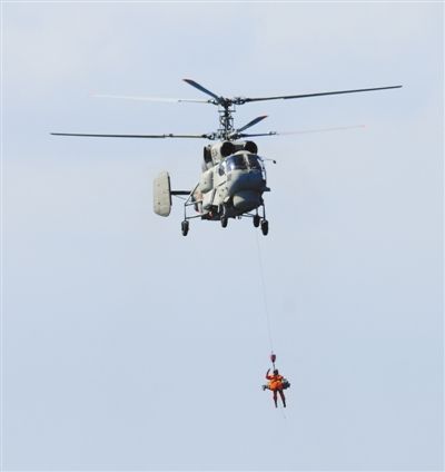 演習(xí)中，搜救直升機(jī)營(yíng)救“落水人員”