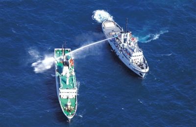 昨日，東海某海域，東海艦隊(duì)拖船使用高壓水炮為地方執(zhí)法船滅火