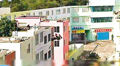 解放軍駐港部隊(duì)從屋頂游繩攻入建筑物。圖片來(lái)源:香港《文匯報(bào)》 解放軍駐港部隊(duì)從屋頂游繩攻入建筑物。圖片來(lái)源:香港《文匯報(bào)》