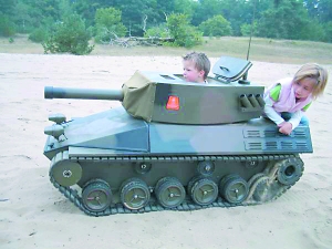 為了讓3歲兒子玩得拉風(fēng)，荷蘭父親9個月時間造了這輛坦克。