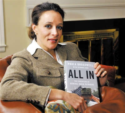 中情局前局長彼得雷烏斯情婦、傳記作家布羅德維爾