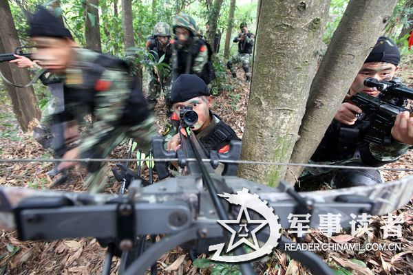 退伍特戰(zhàn)老兵用最后一次反恐對(duì)抗演練告別軍營(yíng)