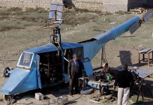 哈蒂姆·卡迪姆·薩爾曼正與工人交談，背后就是他正在制造的直升機