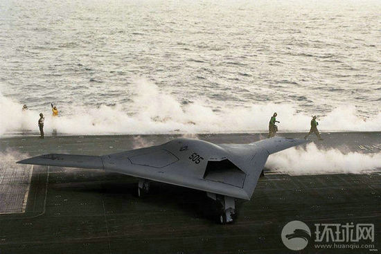 資料圖：X-47B無人機(jī)在林肯號航母上進(jìn)行系統(tǒng)連接測試。