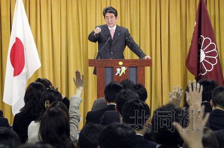 12月17日，日本自民黨總裁安倍晉三17日在黨總部會見記者，表示考慮與日本維新會和眾人之黨攜手修改憲法。