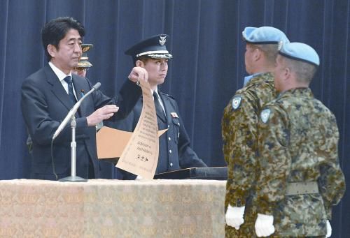 20日，日本首相安倍晉三向回國的戈蘭高地維和自衛(wèi)隊遞交政府獎狀。安倍在儀式上稱，近年“日本周邊的安全保障環(huán)境更加嚴(yán)峻”，為此將修改《防衛(wèi)計劃大綱》，進(jìn)一步加強(qiáng)日美同盟。