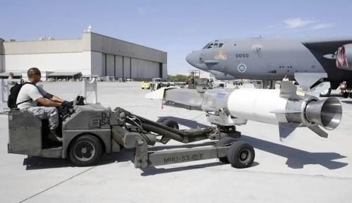 資料圖：美軍嘗試將“X-51 Wave Rider”飛行器掛在一架“B-52”轟炸機下，發(fā)射升空。