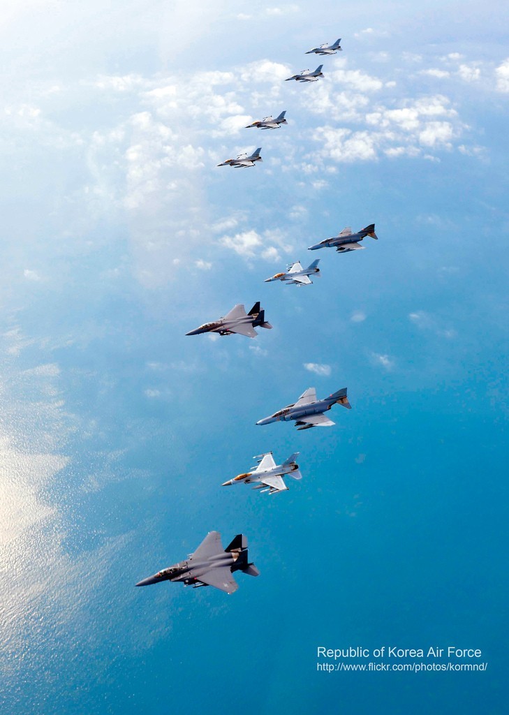 圖為韓空軍KF-16戰(zhàn)機、F-4戰(zhàn)機、F-15K兩代三型戰(zhàn)機編隊升空練作戰(zhàn)。