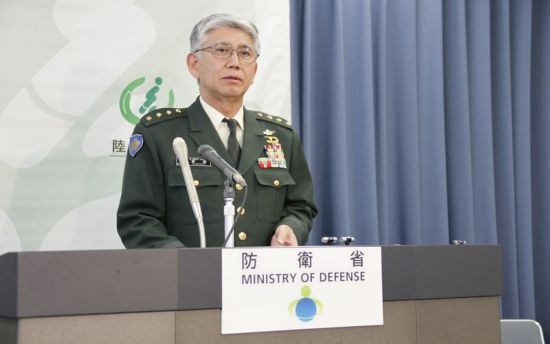 2月21日下午2點(diǎn)，日本陸上自衛(wèi)隊參謀長君塚榮治在防衛(wèi)省會見記者