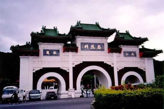 位于臺北的忠烈祠供奉著從孫中山革命，到抗日戰(zhàn)爭，解放戰(zhàn)爭所有陣亡國民黨士兵的靈位。