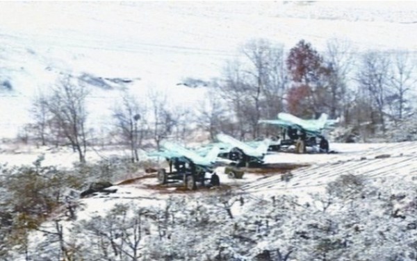 朝鮮公開的照片顯示，在三輛牽引車輛上各自搭載了一架無人機。