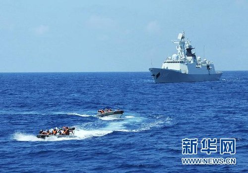 3月28日，十余名臨檢拿捕隊(duì)員從玉林艦出發(fā)，乘小艇駛向模擬可疑商船的艦只。
