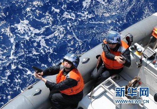 　3月28日，十余名臨檢拿捕隊(duì)員乘小艇駛至模擬可疑商船下方水面。