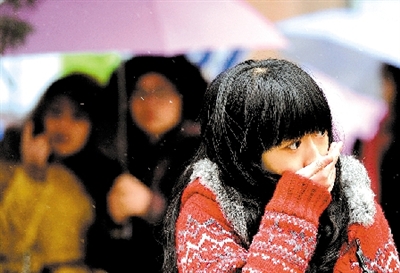 大學(xué)路附近，一位美女冷得縮起脖子。 晚報(bào)記者 馬健 圖