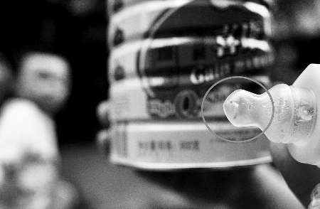 喂完奶粉后 奶瓶嘴里發(fā)現(xiàn)蛆蟲 喂完奶粉后 奶瓶嘴里發(fā)現(xiàn)蛆蟲