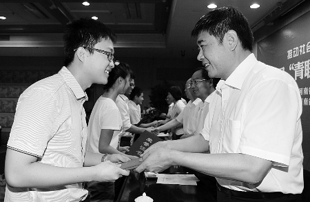 百余寒門學子到省直機關(guān)帶薪實習 每人每月可領(lǐng)到1500元 百余寒門學子到省直機關(guān)帶薪實習 每人每月可領(lǐng)到1500元