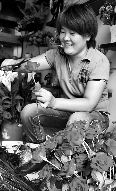 8月21日，內(nèi)黃縣一家鮮花店的工作人員正在包裝鮮花。