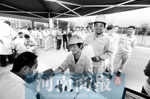 獻(xiàn)血團(tuán)體正在獻(xiàn)血 獻(xiàn)血團(tuán)體正在獻(xiàn)血