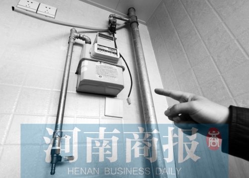 天然氣管裸露，有居民稱安裝好的燃?xì)庠罹咭恢遍e置