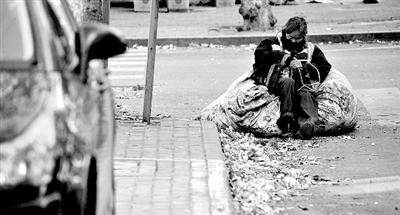 她靠在裝滿樹葉的大袋子上瞇了一會(huì)。